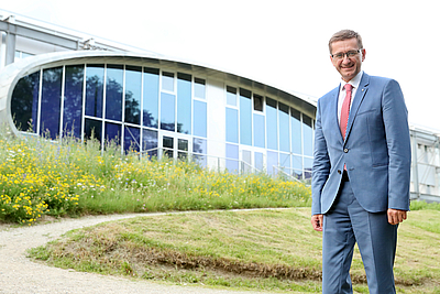 "Das internationale Forschungsprojekt TEAMING.AI wurde vom Software Competence Center in Hagenberg (SCCH) initiiert“, hebt Wirtschafts- und Forschungs-Landesrat Markus Achleitner hervor. © Land OÖ/ Denise Stinglmayr