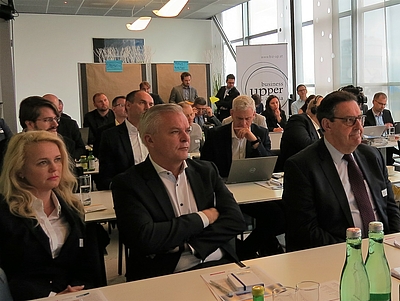 Vizegouverneur Bert Pauli (re.) aus Nordbrabant/Niederlande beim Treffen der europäischen Mechatronik-Initiativen.  Credit: Business Upper Austria