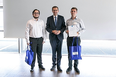 Filip Netolický und Michal Krásný von der HTL für Bauwesen aus der Region Vysocina gewannen den 2. Platz. Landesrat Markus Achleitner gratulierte. © Land OÖ/Tina Gerstmair