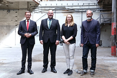 v.l.: Wirtschafts- und Raumordnungs-Landesrat Markus Achleitner, Dipl.-Ing. Ernst Spitzbart, Geschäftsführer UPM Kymmene Austria GmbH, DI (FH) Sabrina Schubert, MSc, BIM-Managerin, DELTA, und DI Dominik Schmedemann, NETZ & PLAN LeitungsdokumentationsgmbH. Land OÖ/Lisa Schaffner