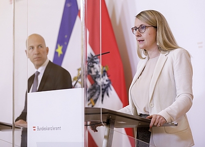 Wirtschaftsministerin Margarete Schramböck und der Direktor des Instituts für Höhere Studien (IHS), Martin Kocher, bei der Pressekonferenz am 6. Mai 2020. © BKA/Andy Wenzel