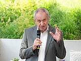 Prof. Rudolf Scheidl unterhielt die Gäste mit Anekdoten aus der Anfangszeit der Mechatronik in Linz. © Cityfoto/Pelzl