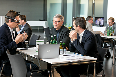 Personen im Saal bei der Kooperationsbörse