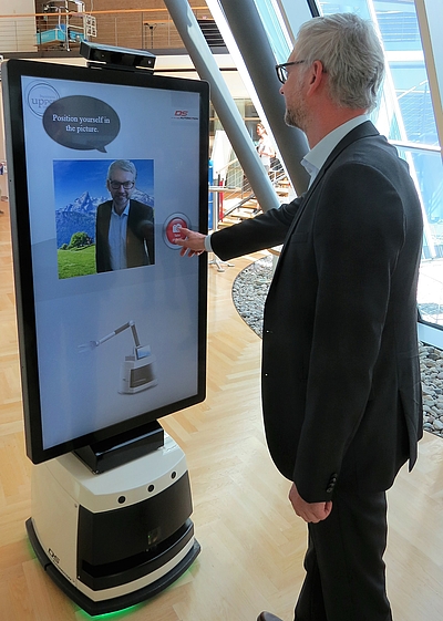 Michael Strugl drückt auf einen Knopf von Sally.