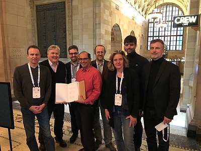 Viele Personen stehend in Gebäude