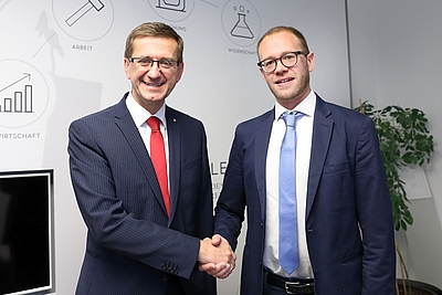 Wirtschafts-Landesrat Markus Achleitner und der künftige Tech2B-Geschäftsführer Raphael Friedl. ©Land OÖ / Schaffner