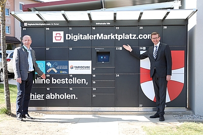 Die Landesräte Max Hiegelsberger und Markus Achleitner vor der innovativen Nahversorger-Abholstation in St. Florian © Land Oberösterreich/ Sabrina Liedl