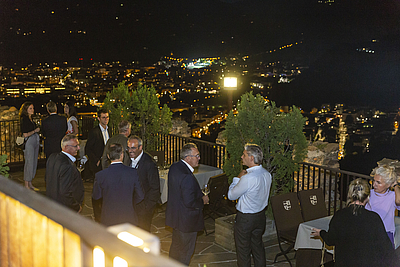 Viele TeilnehmerInnen stehend draußen beim Networking