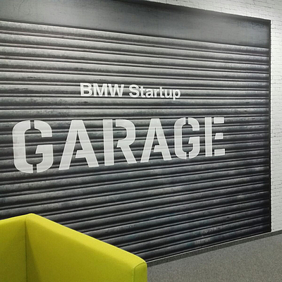 Schriftzug "Start-up Garagen" auf grauem Garagentor