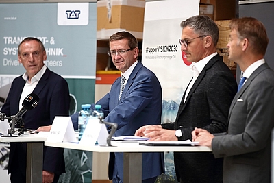 v.l.: Ing. Matthias Mayer (Geschäftsführer TAT-TECHNOM-Antriebstechnik), Wirtschafts- und Forschungs-Landesrat Markus Achleitner, Dr. Bernd Winkler (Business Area Manager Drives, Linz Center of Mechatronics) und DI (FH) Werner Pamminger (Geschäftsführer Business Upper Austria). © Land OÖ/Daniel Kauder