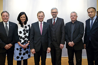 Fünf Männer und eine Frau