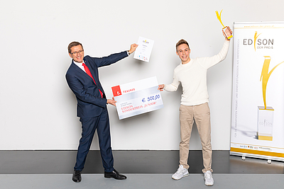 V.l.: Wirtschafts-Landesrat Markus Achleitner mit dem Gewinner des Sonderpreises „EDISON Junior“, Felix Zehetner © tech2b /Juliana Tasler