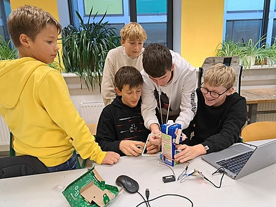 Aus Milchpackungen und Sensoren bauten die Schüler:innen am Gymnasium Schärding einen Roboter und programmierten ihn.