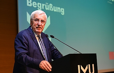  Prof. Dr. Georg Steinbichler ist Leiter der LIT Factory