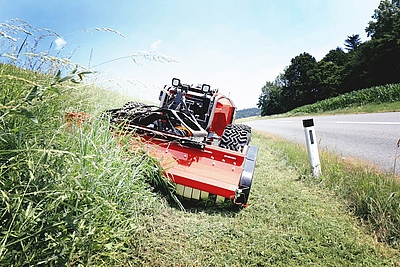 Traktor im Straßengraben