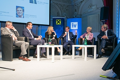 © Roland Pelzl / cityfoto UP-Date Podium: Diskutierten die Standortherausforderungen für Oberösterreich: (v.l.) RLB-OÖ-Generaldirektor Heinrich Schaller, Digitalunternehmer Christian Baudis, Moderatorin Nadja Bernhard, Wirtschafts-Landesrat Markus Achleitner, WKOÖ-Präsidentin Doris Hummer und IV-Präsident Axel Greiner. © Roland Pelzl / cityfoto