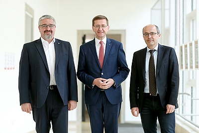 V.l.: Präsident Andreas Stangl (Arbeiterkammer OÖ), Wirtschafts-Landesrat Markus Achleitner und Dr. David Pfarrhofer (Institutsvorstand und Geschäftsführer MARKET INSTITUT). © Land OÖ/Denise Stinglmayr