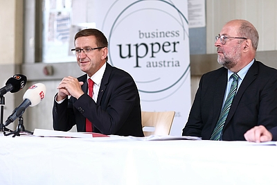 v.l.: Wirtschafts- und Raumordnungs-Landesrat Markus Achleitner und Dipl.-Ing. Ernst Spitzbart, Geschäftsführer UPM Kymmene Austria GmbH. ©Land OÖ/Lisa Schaffner