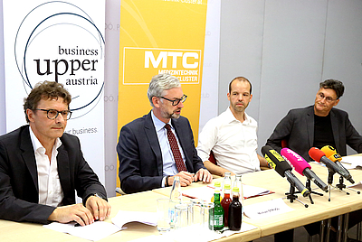 4 Personen sitzend bei Pressekonferenz 4 Personen sitzend bei Pressekonferenz