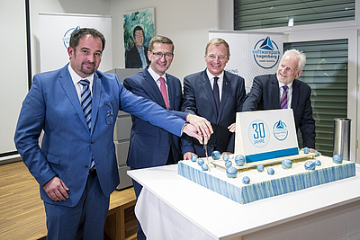Eine Torte zum 30 Jahr-Jubiläum des Softwareparks Hagenberg (SWPH) – v.l.: Dr. Michael Affenzeller, Wissenschaftlicher Leiter des SWPH, Wirtschafts- und Forschungs-Landesrat Markus Achleitner, Landeshauptmann Mag. Thomas Stelzer, Prof. Dr. Bruno Buchbe Eine Torte zum 30 Jahr-Jubiläum des Softwareparks Hagenberg (SWPH) – v.l.: Dr. Michael Affenzeller, Wissenschaftlicher Leiter des SWPH, Wirtschafts- und Forschungs-Landesrat Markus Achleitner, Landeshauptmann Mag. Thomas Stelzer, Prof. Dr. Bruno Buchberger, Initiator des SWPH. © Land OÖ/Maximilian Mayrhofer