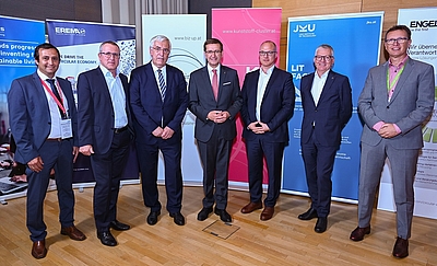 Namhafte Firmenpartner der LIT Factory referierten beim LIT Factory Symposium. V. l.: Wolfgang Bohmayr (Kunststoff-Cluster, Business Upper Austria), Robert Machtlinger (CEO FACC AG), Georg Steinbichler (Leiter LIT Factory, JKU), Wirtschafts- und Forschungs-Landesrat Markus Achleitner, Gerhard Dimmler (CTO ENGEL Austria GmbH), Manfred Hackl (CEO EREMA Group), Rudolf Wölfer (Head of Innovation Project Management Office at BOREALIS Polyolefine GmbH)