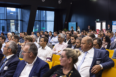 Viele TeilnehmerInnen sitzend im Publikum