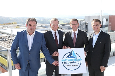 v.l.: FH-Prof. PD DI Dr. Michael Affenzeller, Wissenschaftlicher Leiter Softwarepark Hagenberg, Landeshauptmann Mag. Thomas Stelzer, Wirtschafts-und Forschungs-Landesrat Markus Achleitner und Gerhard Eschelbeck, Visionsprofessor und früherer Vice-Preside v.l.: FH-Prof. PD DI Dr. Michael Affenzeller, Wissenschaftlicher Leiter Softwarepark Hagenberg, Landeshauptmann Mag. Thomas Stelzer, Wirtschafts-und Forschungs-Landesrat Markus Achleitner und Gerhard Eschelbeck, Visionsprofessor und früherer Vice-President IT-Security Google. © Land OÖ / Heinz Kraml