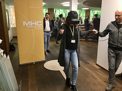 Beim Holzhändler Frischeis in Linz überzeugten sich die Teilnehmerinnen und Teilnehmer von der realitätsnahen Darstellung mittels Virtual Reality © Business Upper Austria