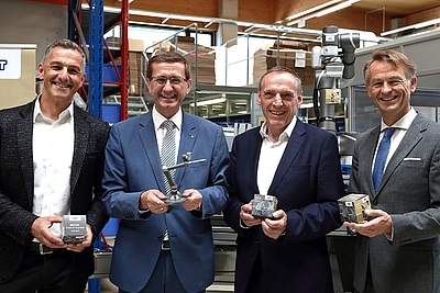 v.l.: Dr. Bernd Winkler (Business Area Manager Drives, Linz Center of Mechatronics), Wirtschafts- und Forschungs-Landesrat Markus Achleitner, Ing. Matthias Mayer (Geschäftsführer TAT-TECHNOM-Antriebstechnik) und DI (FH) Werner Pamminger (Geschäftsführer Business Upper Austria). © Land OÖ/Daniel Kauder