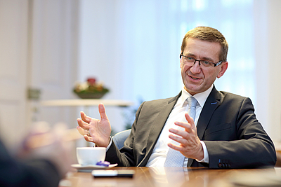 Wirtschafts- und Forschungs-Landesrat Markus Achleitner: „Ein Top-Wirtschaftsstandort braucht auch eine Top-Hochschullandschaft – daher unterstützt das Land OÖ auch die Weiterentwicklung der Johannes Kepler Universität Linz mit Landesmitteln“. © Land OÖ/Denise Stinglmayr 