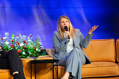 Unternehmerin Christina Rami-Mark beim Podiumstalk. © Cityfoto/Roland Pelzl