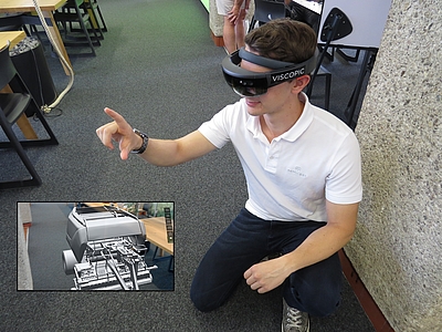 Mann kniend mit VR-Brille