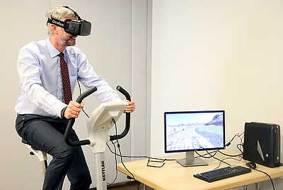 1 Person auf Ergometer, VR-Brille auf