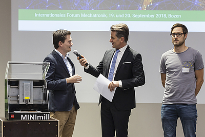 qBot – ein oberösterreichisches Start-up gewinnt mit seinem Produkt MINImill den IFM –Start-up Wettbewerb 2018 Drei Herren stehend auf Bühne