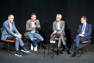 V. l.: Johann Hoffelner (Wissenschaftlicher Geschäftsführer des Linz Center of Mechatronics), Markus Manz (Geschäftsführer des Software Competence Center Hagenberg), Markus Litzlbauer (stv. Landesgeschäftsführer des AMS OÖ) und Wirtschafts-Landesrat Markus Achleitner ©cityfoto/PELZL-MAIRWÖGER