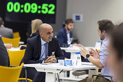 B2B Meetings am ersten Tag des Forums: Rund 80 internationale Unternehmen waren beteiligt – über 125 Gespräche wurden geführt. 2 Herren sitzend in einem B2B Meeting