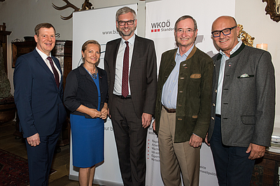 Fünf Personen stehen nebeneinander.