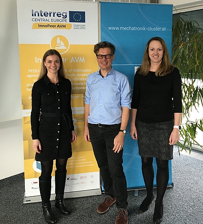 Eva Breuer (r.), Projektmanagerin im Mechatronik-Cluster, mit Teilnehmern/-innen des InnoPeer AVM Basis Trainings © Business Upper Austria